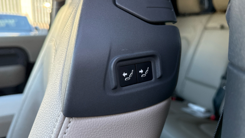 Land Rover Defender 3.0 D250 SE 90 3dr Auto Diesel Estate